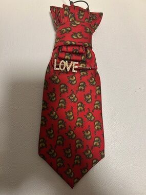 GUCCI Red Patterned Necktie with LOVE Pin